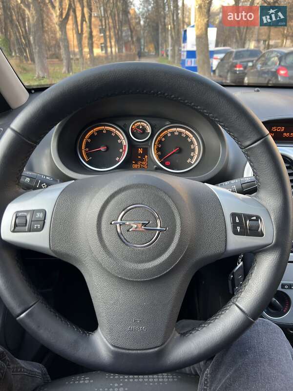 Хэтчбек Opel Corsa 2011 в Киеве