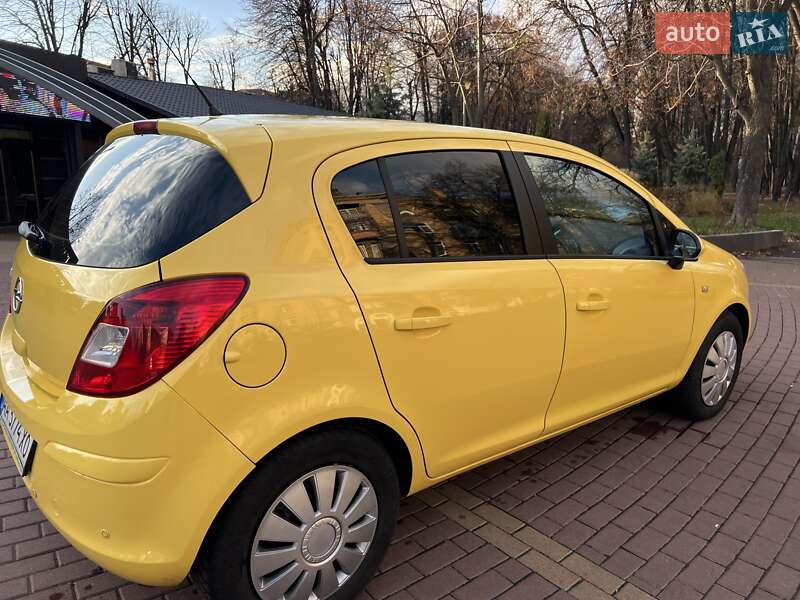 Хэтчбек Opel Corsa 2011 в Киеве