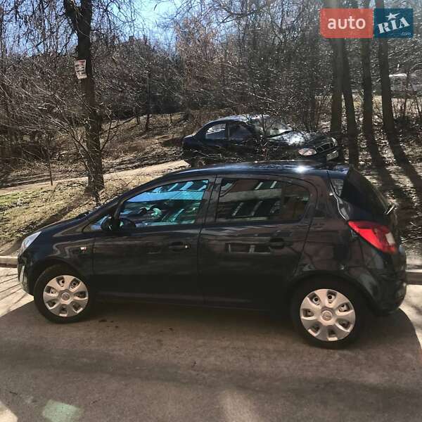 Хэтчбек Opel Corsa 2011 в Тростянце