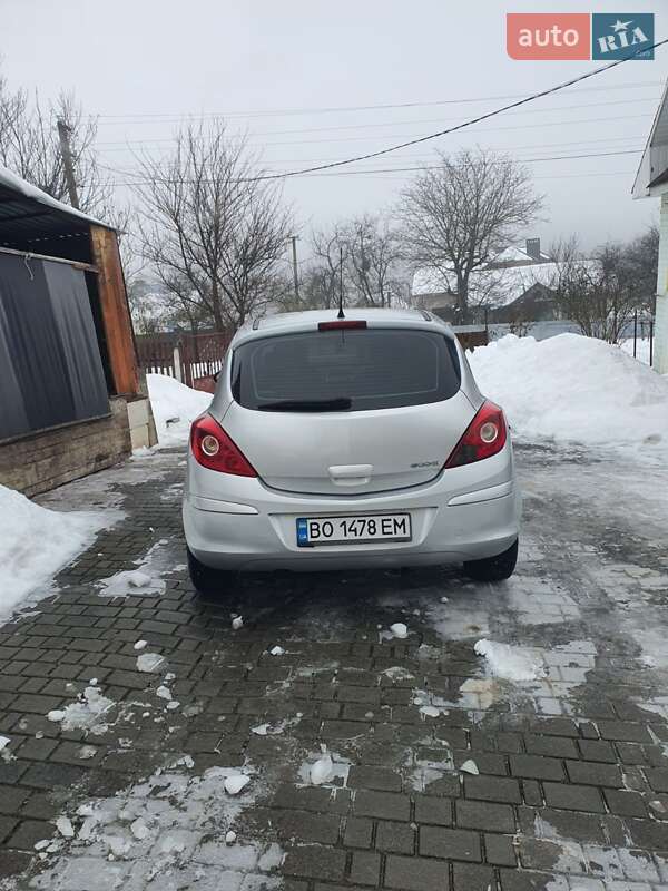 Хэтчбек Opel Corsa 2010 в Шумске