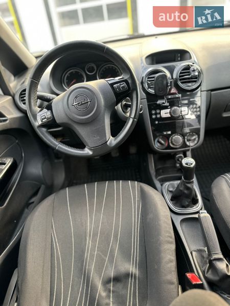 Хэтчбек Opel Corsa 2011 в Киеве