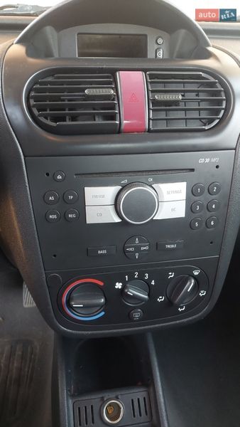 Хэтчбек Opel Corsa 2005 в Ровно