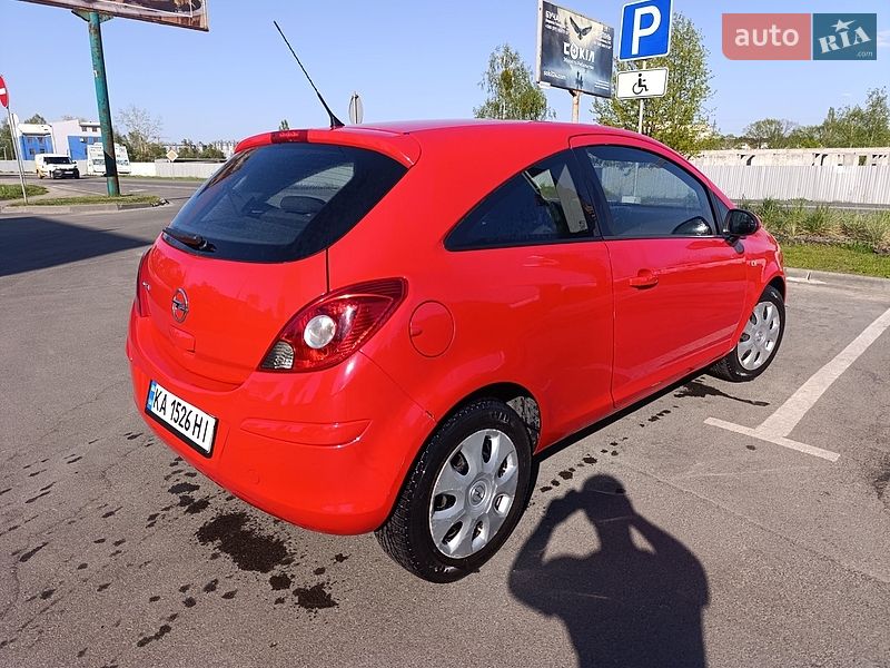 Хэтчбек Opel Corsa 2011 в Киеве