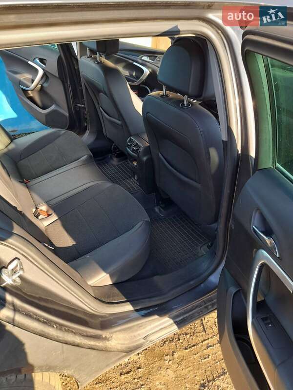 Универсал Opel Insignia 2011 в Коростене
