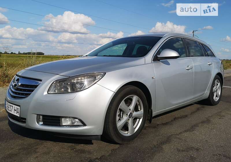 Универсал Opel Insignia 2011 в Хороле