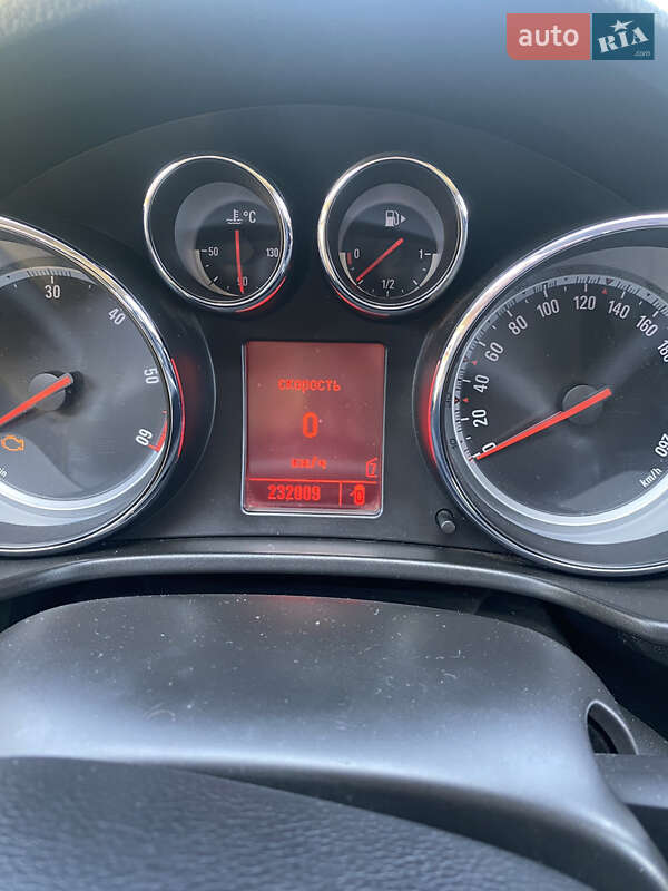 Седан Opel Insignia 2010 в Миргороді