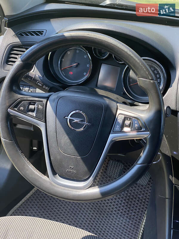 Седан Opel Insignia 2010 в Миргороді