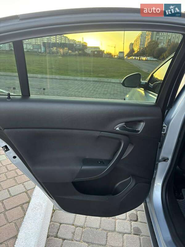 Седан Opel Insignia 2013 в Южному