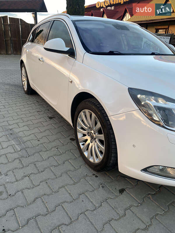 Универсал Opel Insignia 2010 в Хотине