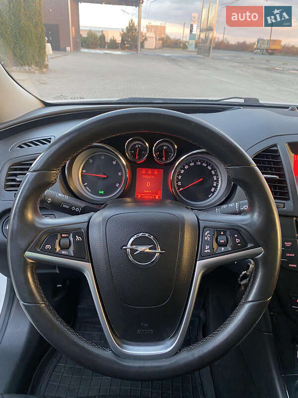 Универсал Opel Insignia 2010 в Хотине