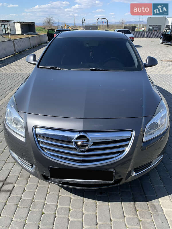 Седан Opel Insignia 2012 в Мукачево