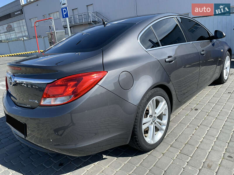 Седан Opel Insignia 2012 в Мукачево