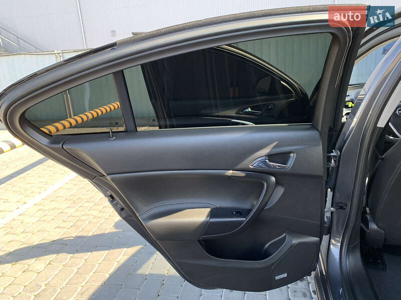 Седан Opel Insignia 2012 в Мукачево