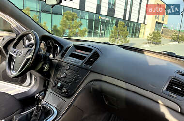 Лифтбек Opel Insignia 2011 в 