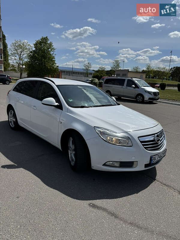 Універсал Opel Insignia 2010 в Вараші