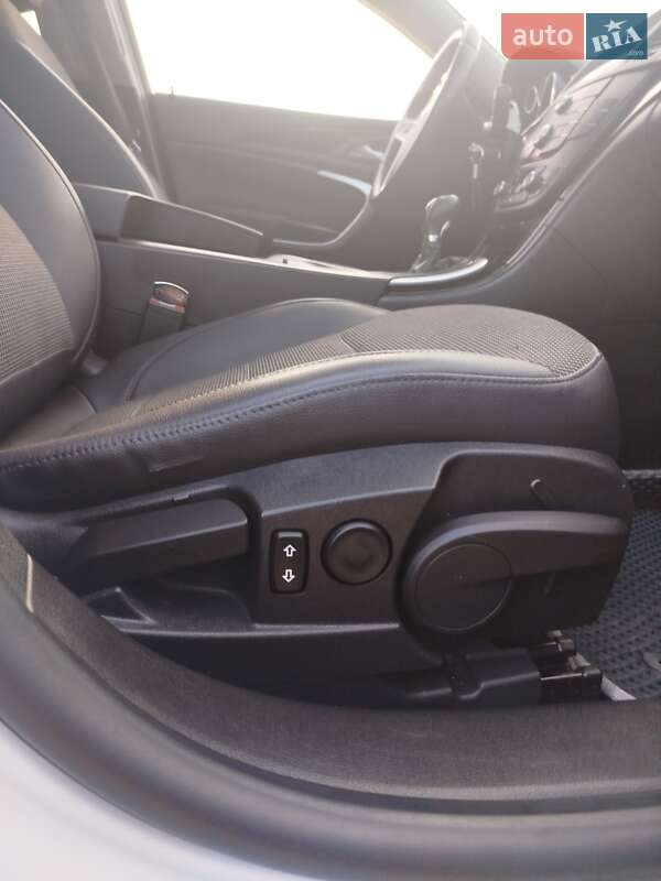 Седан Opel Insignia 2010 в Городке