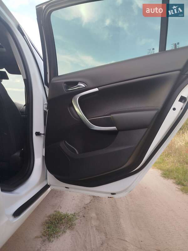 Седан Opel Insignia 2010 в Городке