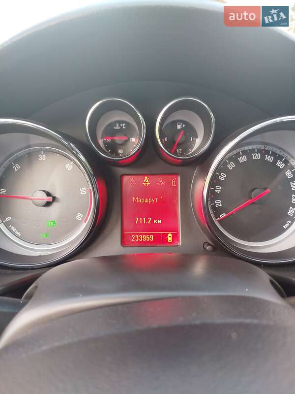 Седан Opel Insignia 2010 в Городке