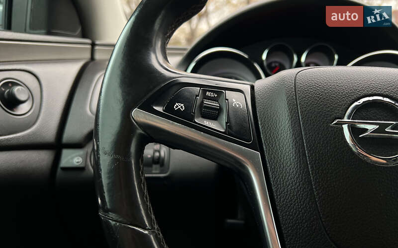 Седан Opel Insignia 2012 в Львове