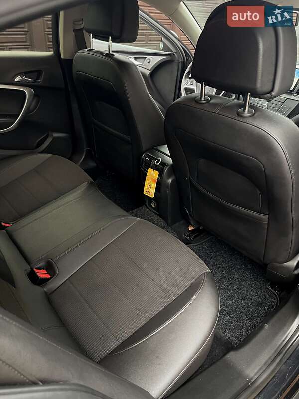 Седан Opel Insignia 2009 в Ровно