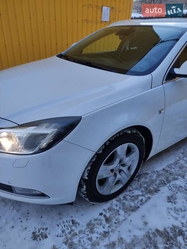 Универсал Opel Insignia 2012 в Вишневом