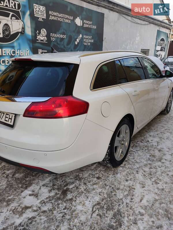 Универсал Opel Insignia 2012 в Вишневом