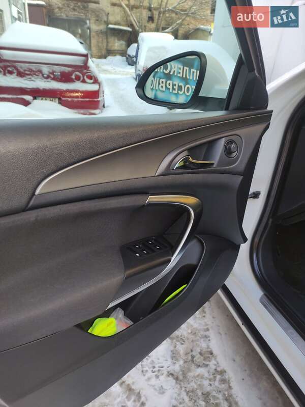 Универсал Opel Insignia 2012 в Вишневом