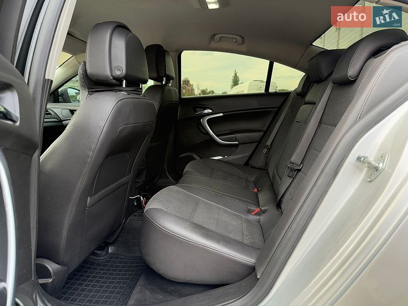 Седан Opel Insignia 2012 в Львове