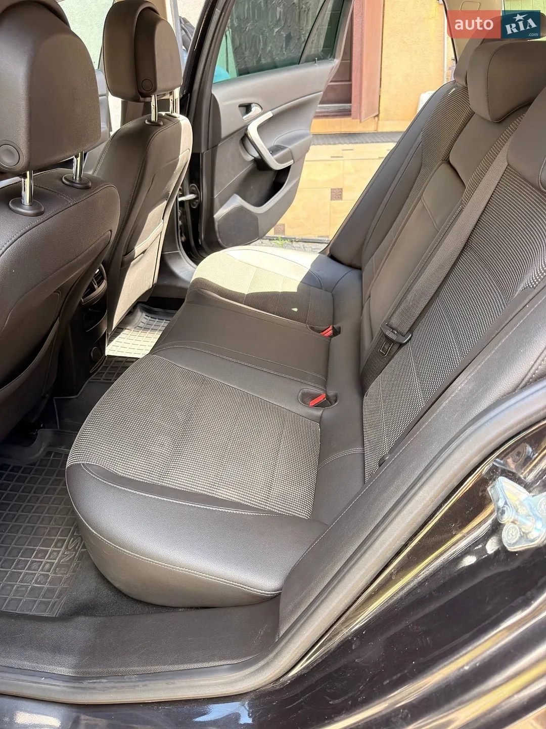 2010 Opel Insignia - мініатюра 16