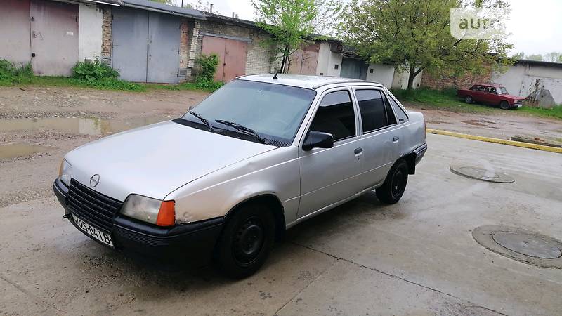 Седан Opel Kadett 1987 в Калуші