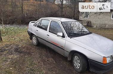 Седан Opel Kadett 1988 в Яремче