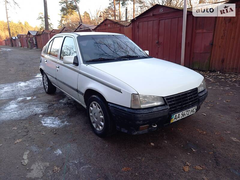 Хэтчбек Opel Kadett 1988 в 