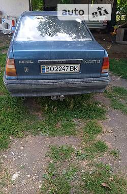 Седан Opel Kadett 1987 в Чемеровцах