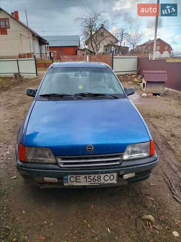 Седан Opel Kadett 1990 в Сторожинце