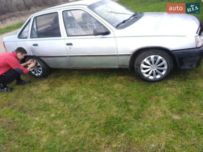 Седан Opel Kadett 1988 в Дніпрі