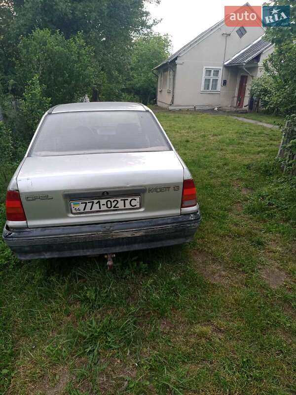 Седан Opel Kadett 1988 в Мостиській
