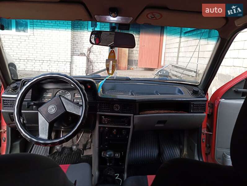 Седан Opel Kadett 1988 в Турці