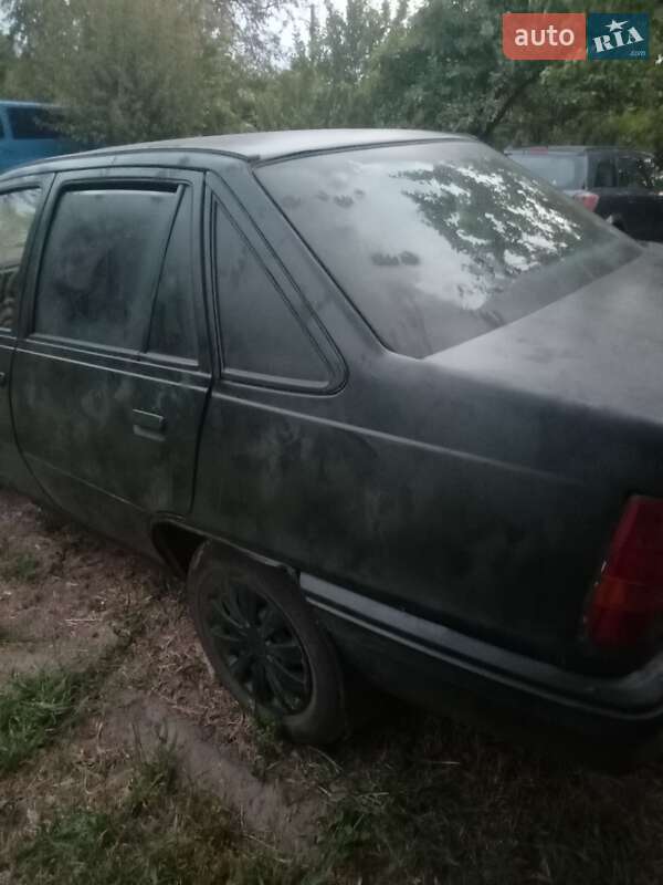 Седан Opel Kadett 1987 в Павлограді