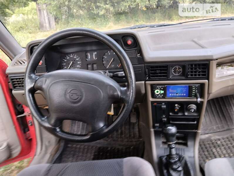 Седан Opel Kadett 1990 в Обертине