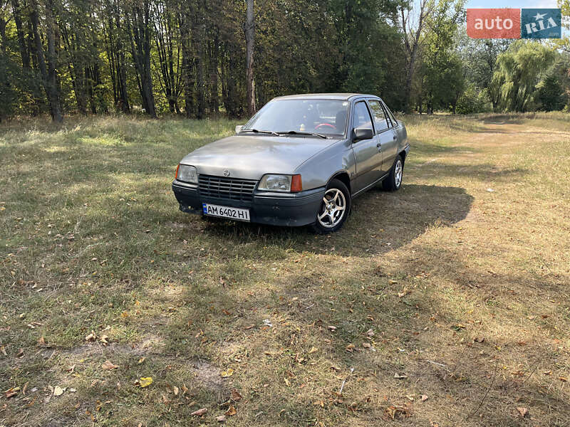 Седан Opel Kadett 1987 в Малине