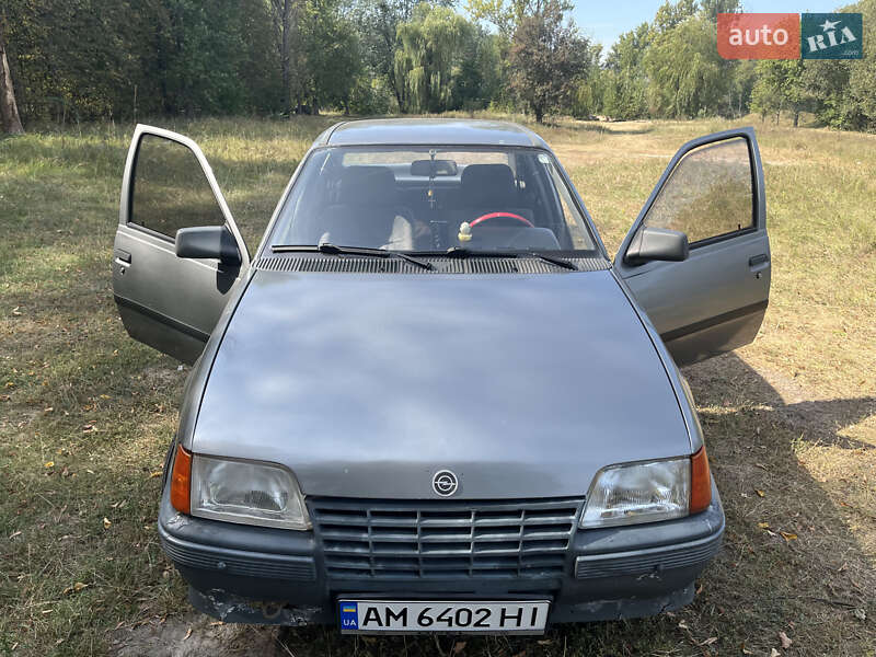 Седан Opel Kadett 1987 в Малине