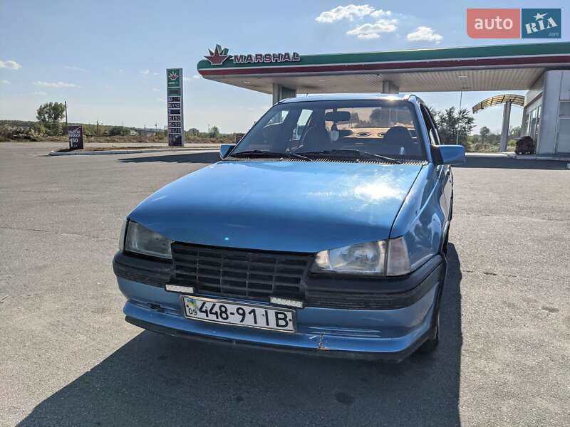 Седан Opel Kadett 1988 в Надворной