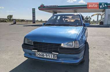 Седан Opel Kadett 1988 в Надворной