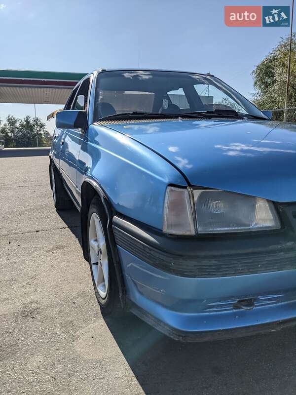 Седан Opel Kadett 1988 в Надворной