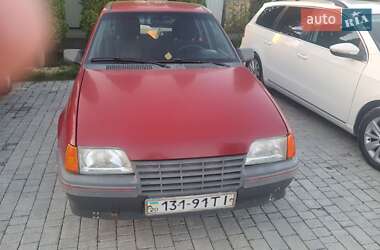 Хэтчбек Opel Kadett 1986 в Толстом