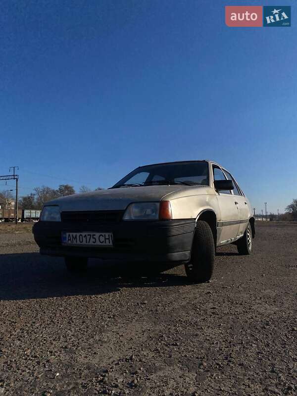 Седан Opel Kadett 1985 в 