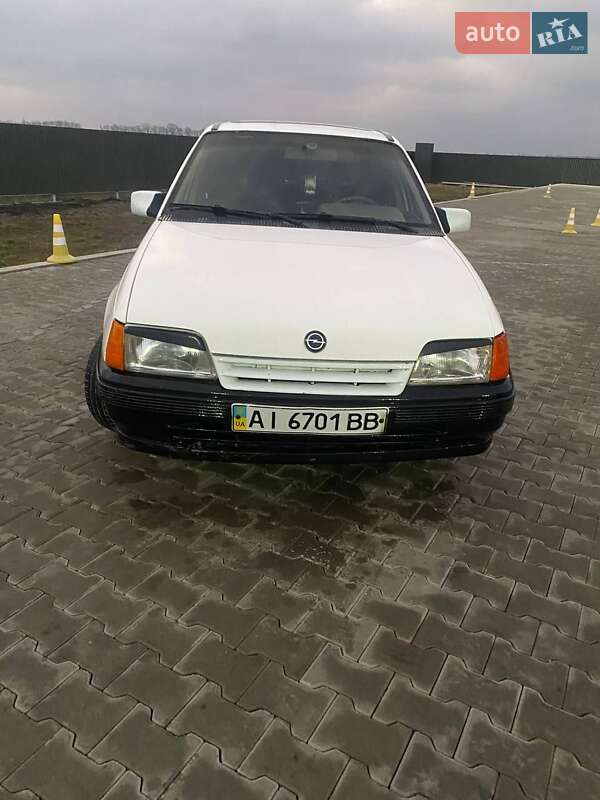 Хетчбек Opel Kadett 1988 в Кагарлику