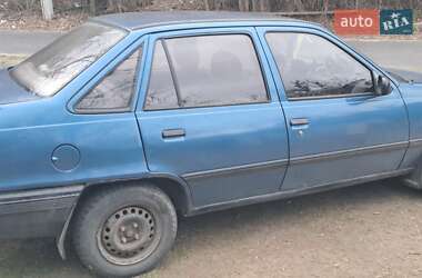 Седан Opel Kadett 1987 в Каневі