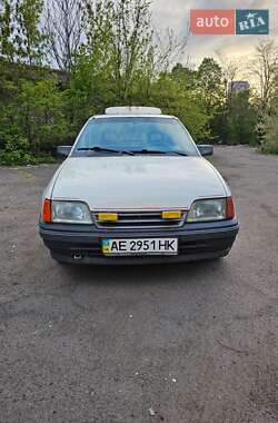 Седан Opel Kadett 1987 в Кривому Розі