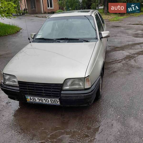 Хетчбек Opel Kadett 1988 в 